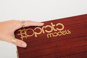 Proto Models – Logo inciso sul cofanetto in Mogano massello